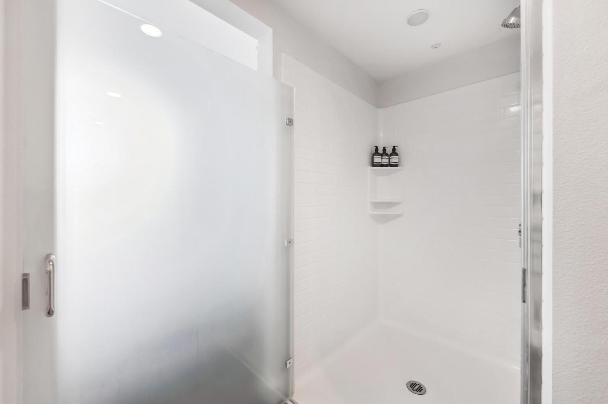 Designer 1bdr With Luxury Pool&gym, Free Parking Apartment