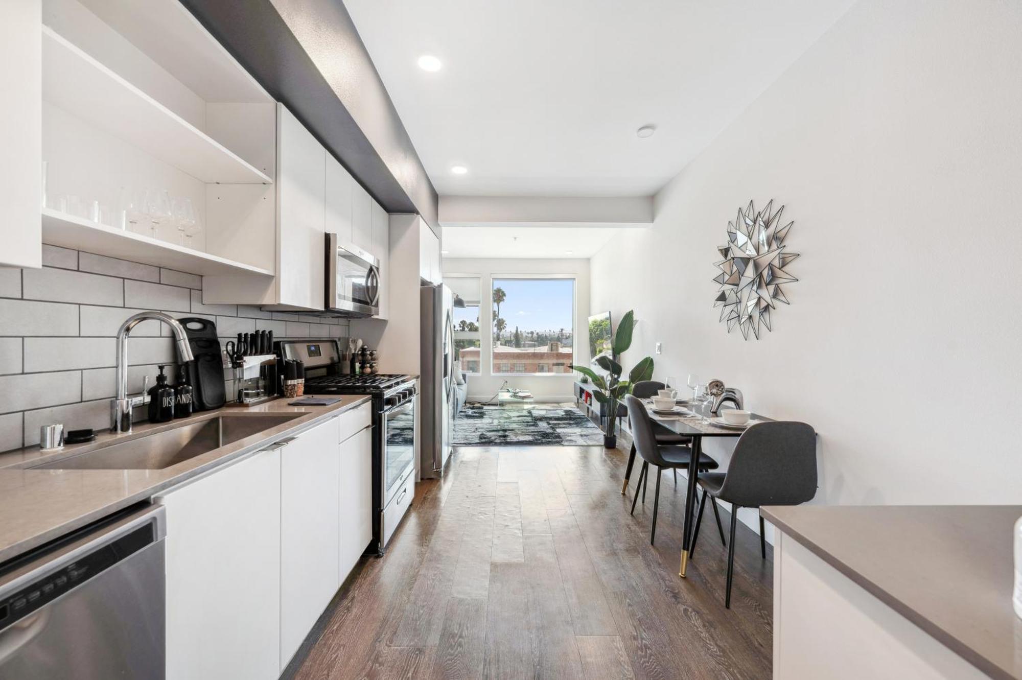 Designer 1bdr With Luxury Pool&gym, Free Parking