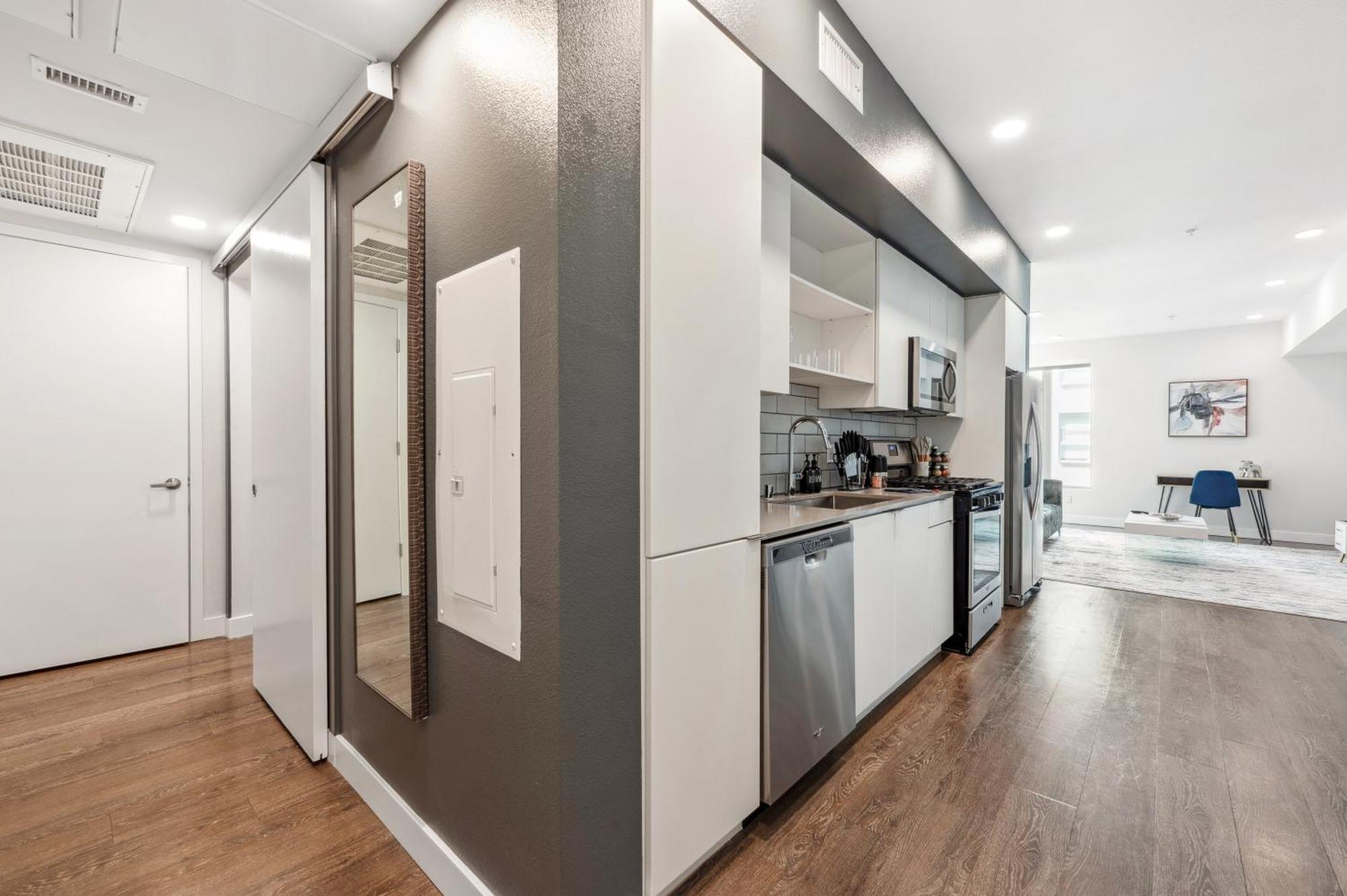 Designer 1bdr With Luxury Pool&gym, Free Parking Apartment